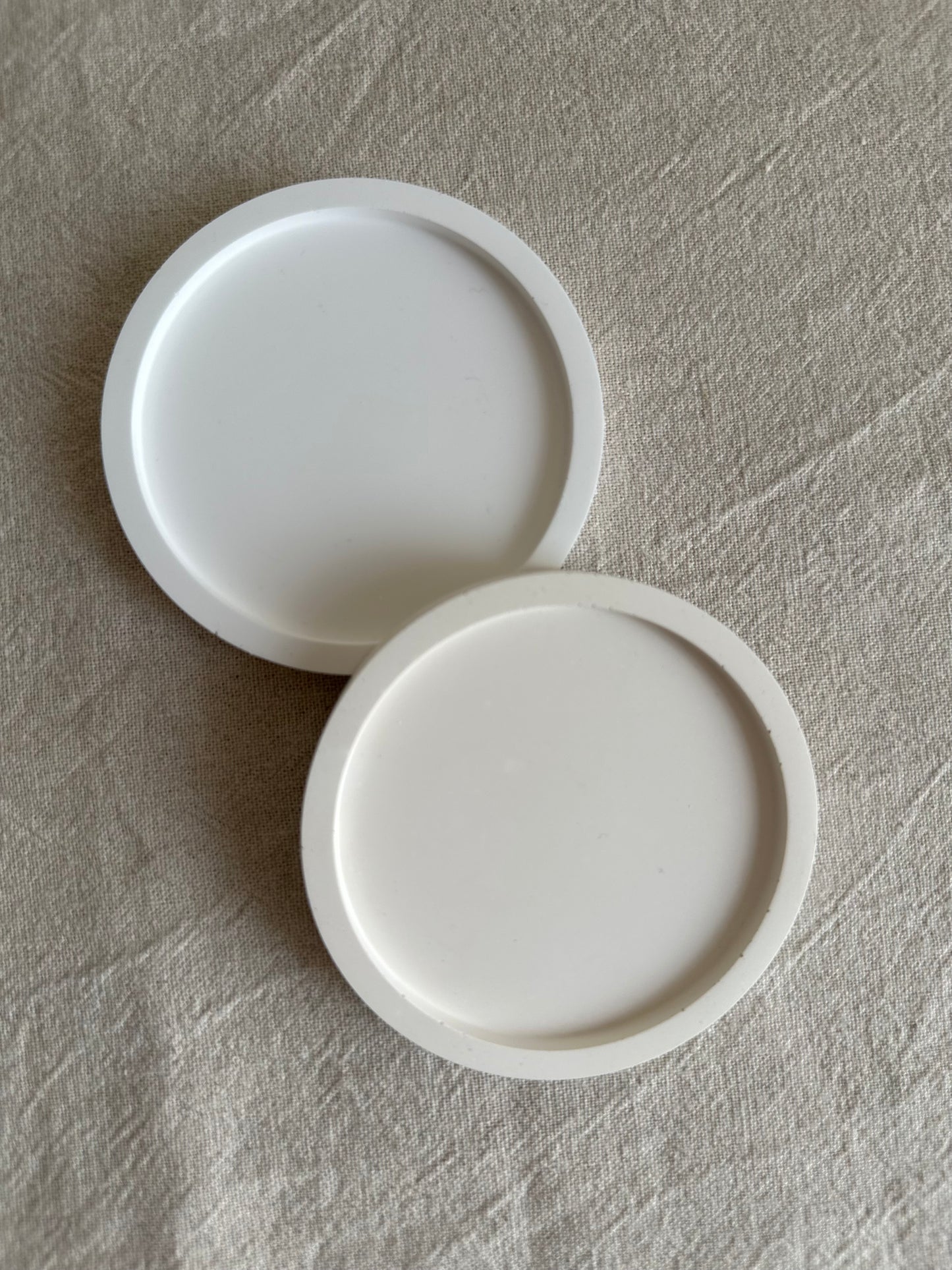 minimalistische Tassenuntersetzer aus Raysin